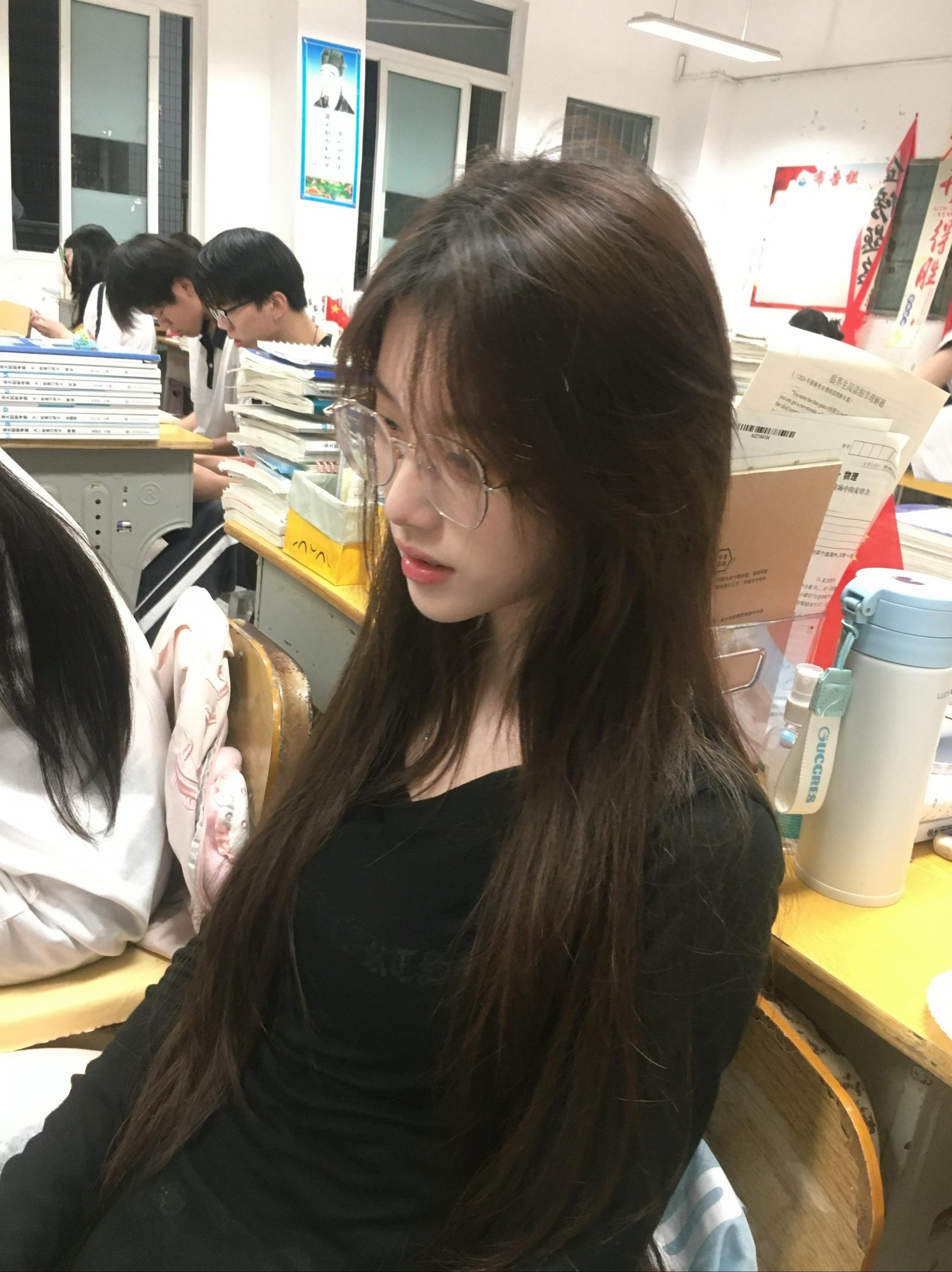 是只涂面霜就好看的年纪，控油保湿提亮的，脸上越来越干净了，太帅了尊界面霜~