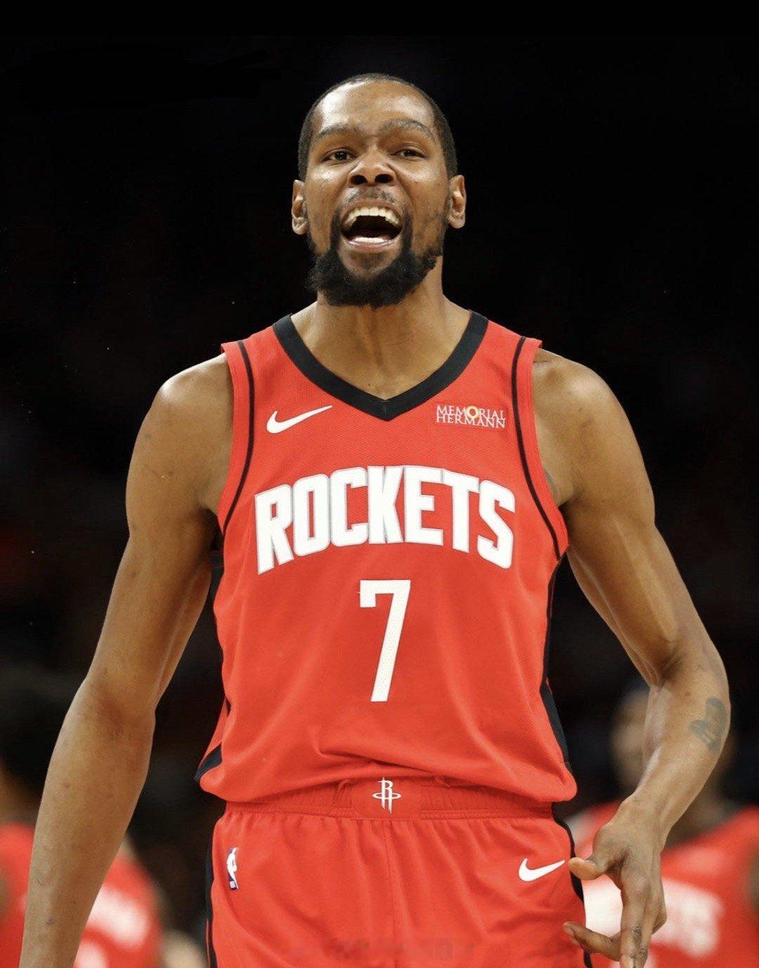 杜兰特是有史以来首位在五个不同球队中入选NBA最佳阵容的球员。杜兰特休斯顿火箭N