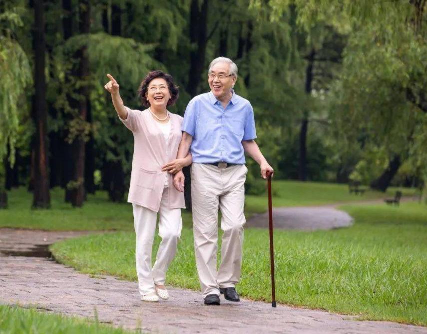 猝死的人越来越多，医生提醒：散步时的3个行为伤身体，赶紧避开

