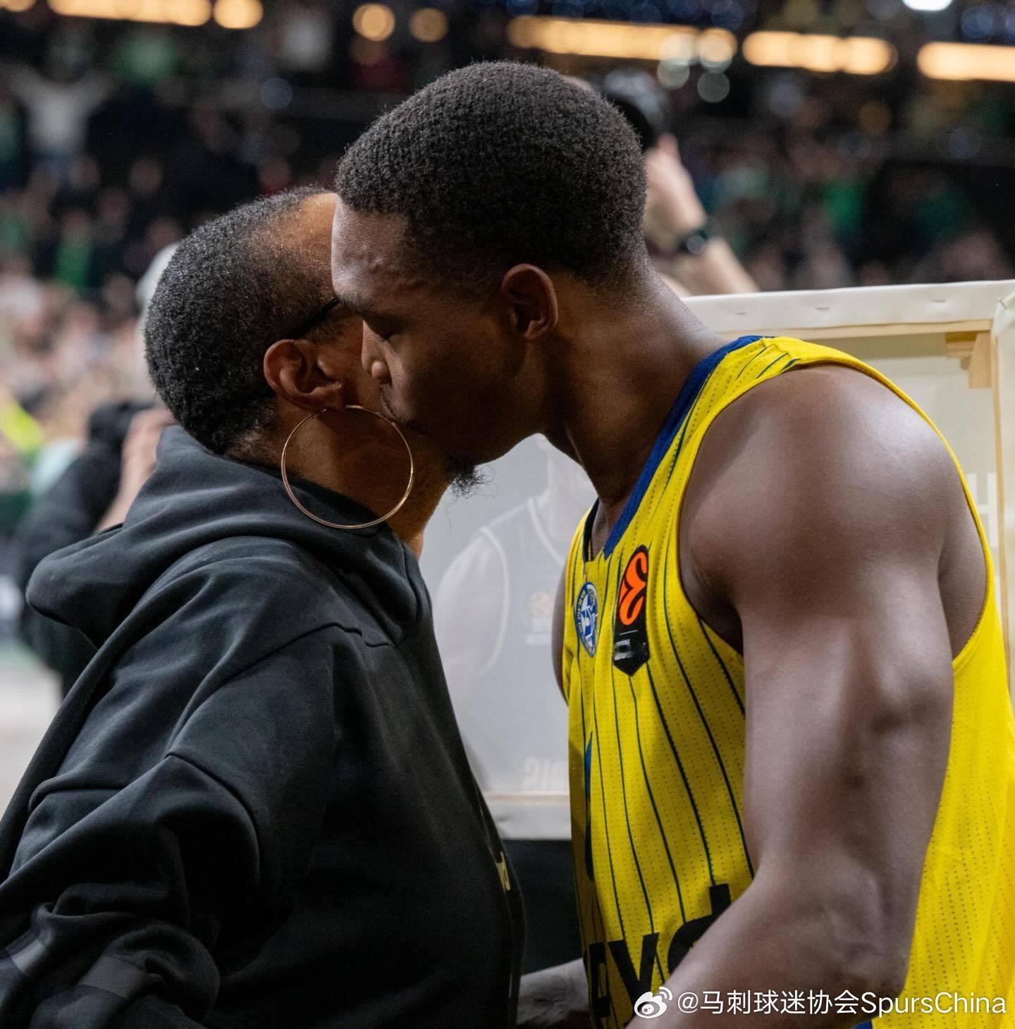 走路草把妈妈请到欧洲看了自己的比赛真是个好孩子