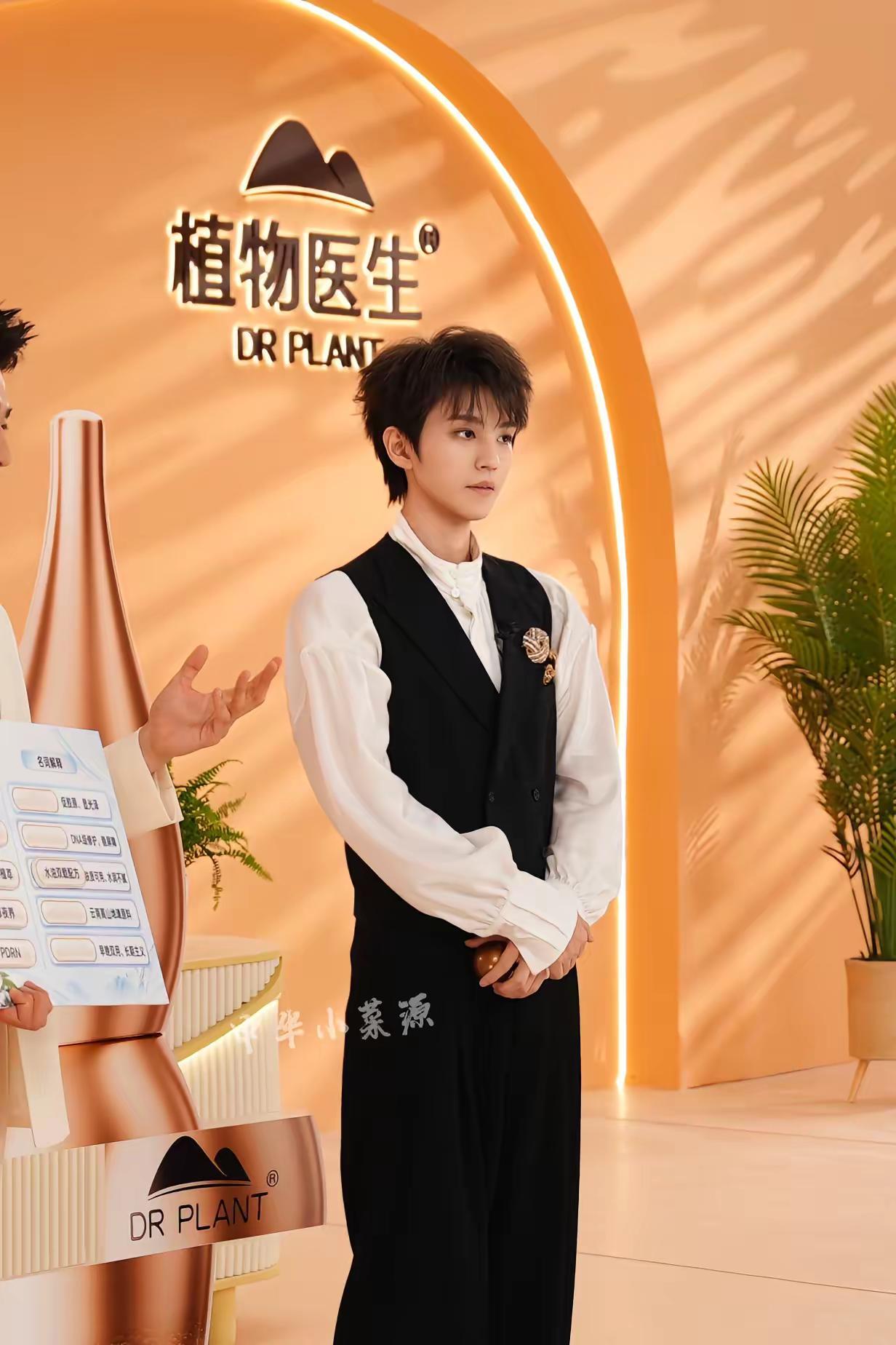 发一组前几天拍的未公开帅图（不是ss）王俊凯 王俊凯让人心动的n个瞬间 王俊凯线