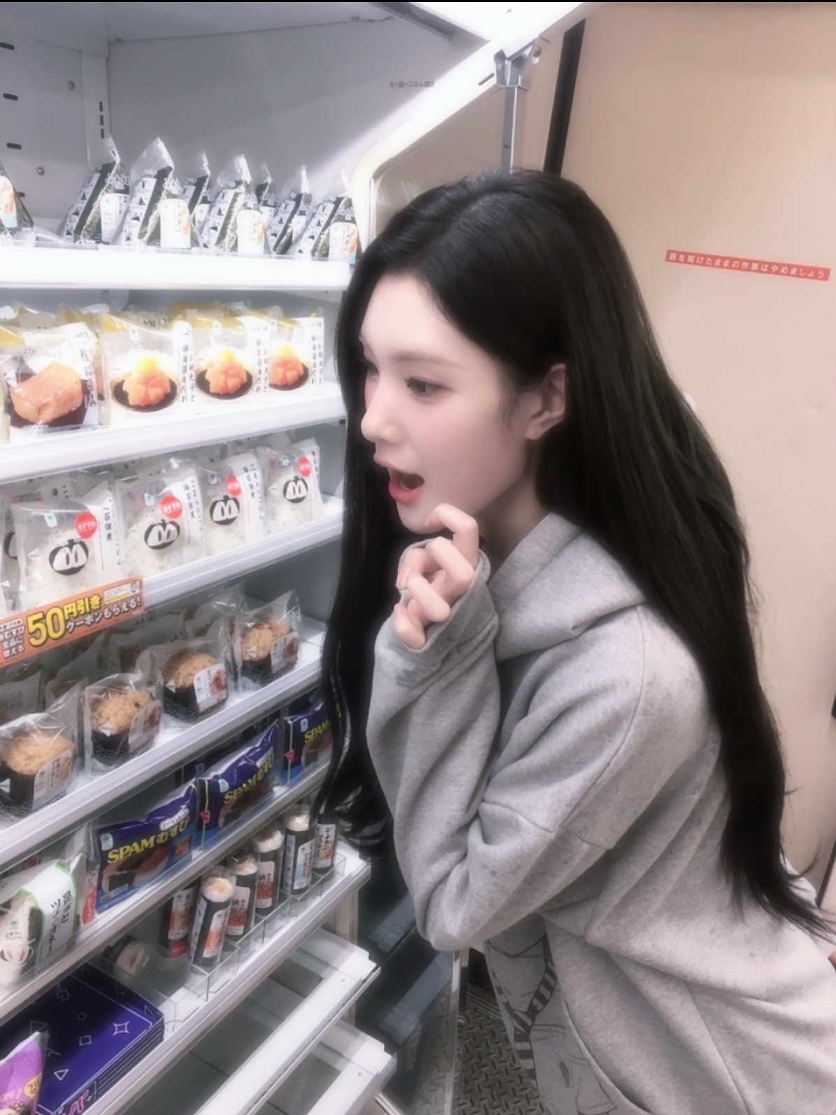 这组真的太美了…所以说去了趟便利店就这么轻轻松松出片了是吗?女孩子越来越会拍了