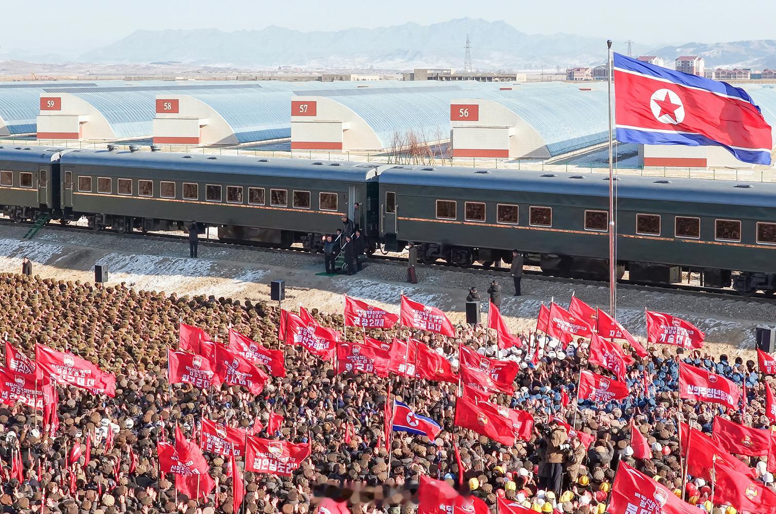 金正恩同志视察新义州温室综合农场建设工地并祝贺和勉励迎接新年的青年建设者，仅用5