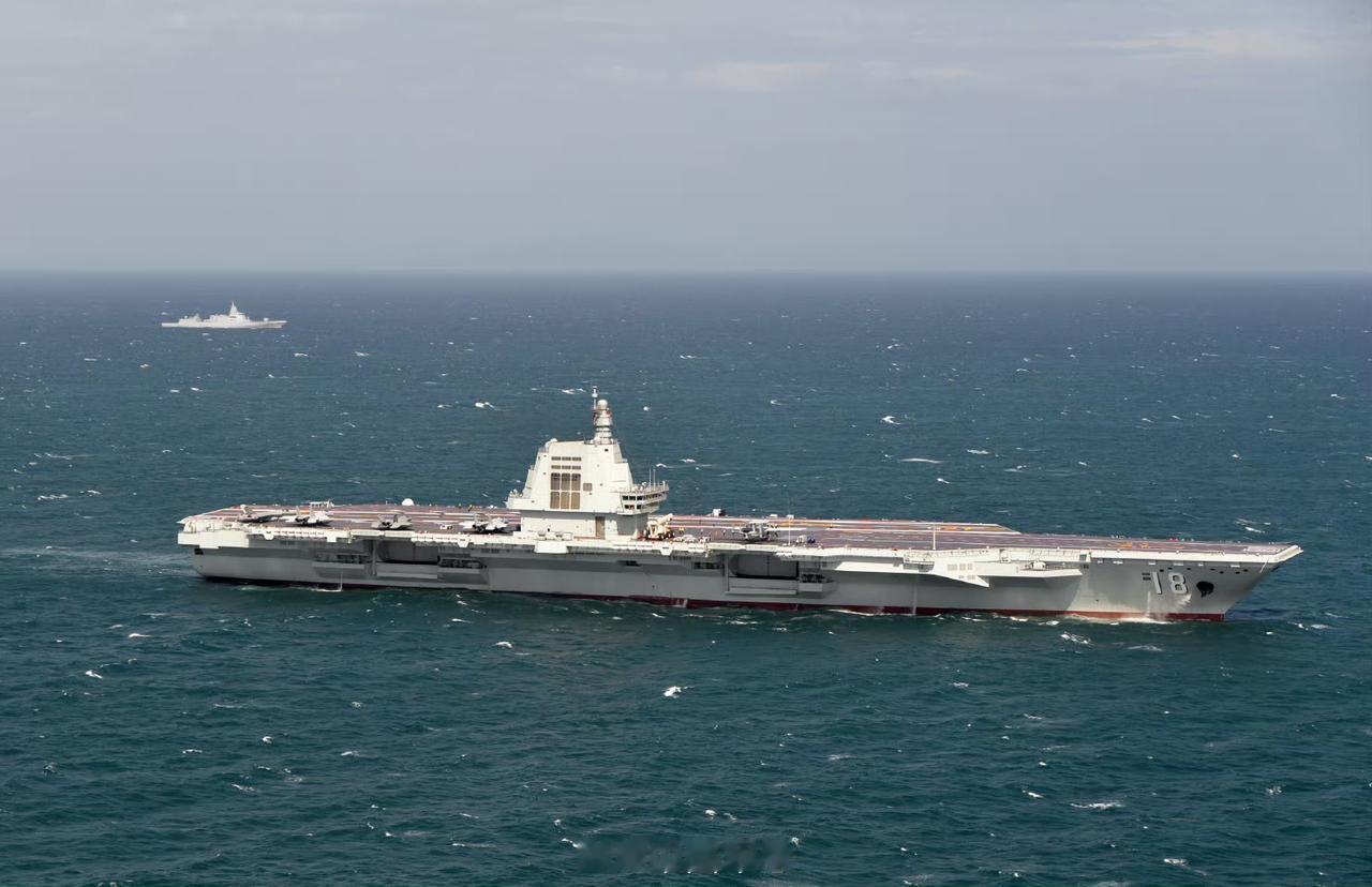 世界最先进航母入列后首次海上实兵训练。不装了[呲牙]放开了拍！这是蓝星上技术最先