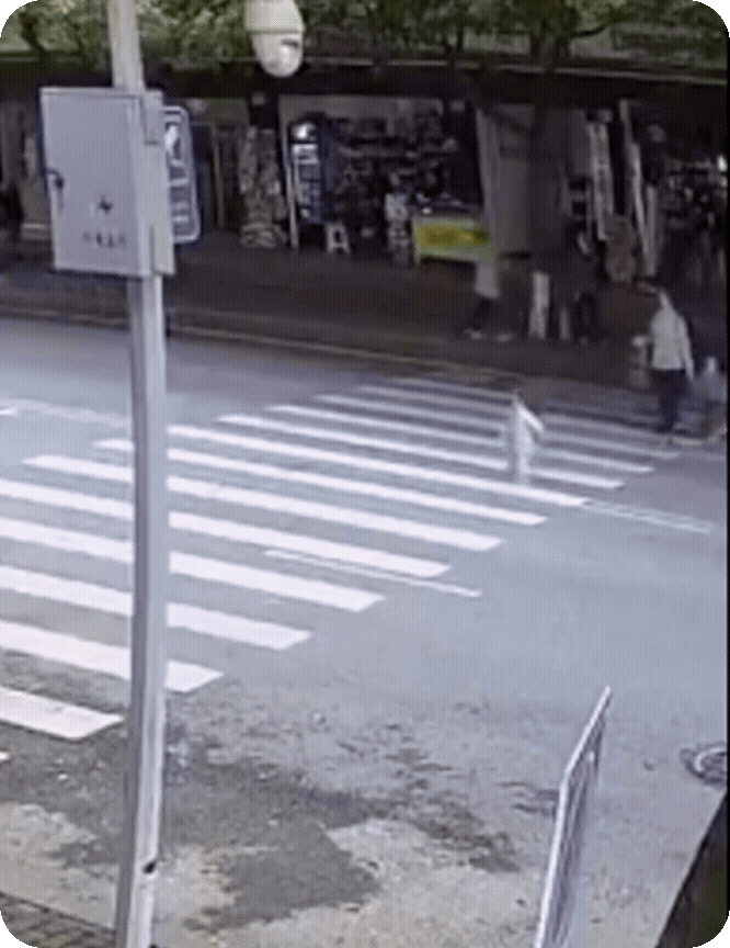 孩子奔跑着过斑马线，大车紧急刹车，漂移摆尾，紧急避开孩子！
　　这种情况不怪孩子