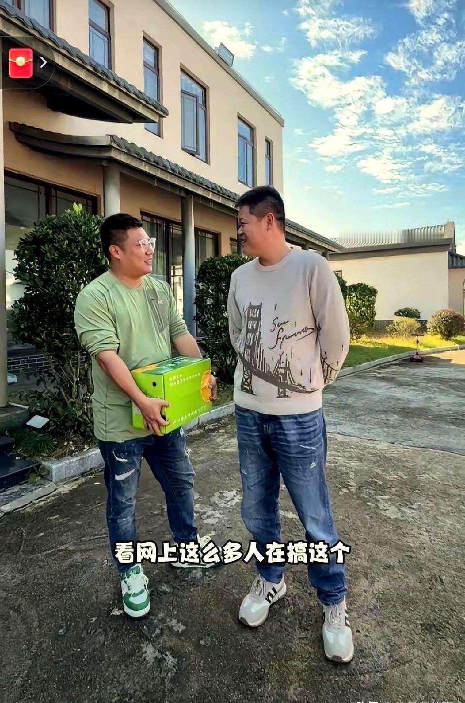 久未露面的家具人小邝与“电费哥”卢哇塞同框了，风波不断。
卢哇塞一见面就开玩笑调