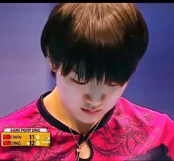 陈梦青少年时期，颜值超凡脱俗，如同漫画里走出来的。