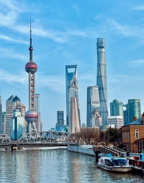 说实话，我来上海就一个原因：儿子在这儿工作。

待了半年，心里头挺复杂。

这城