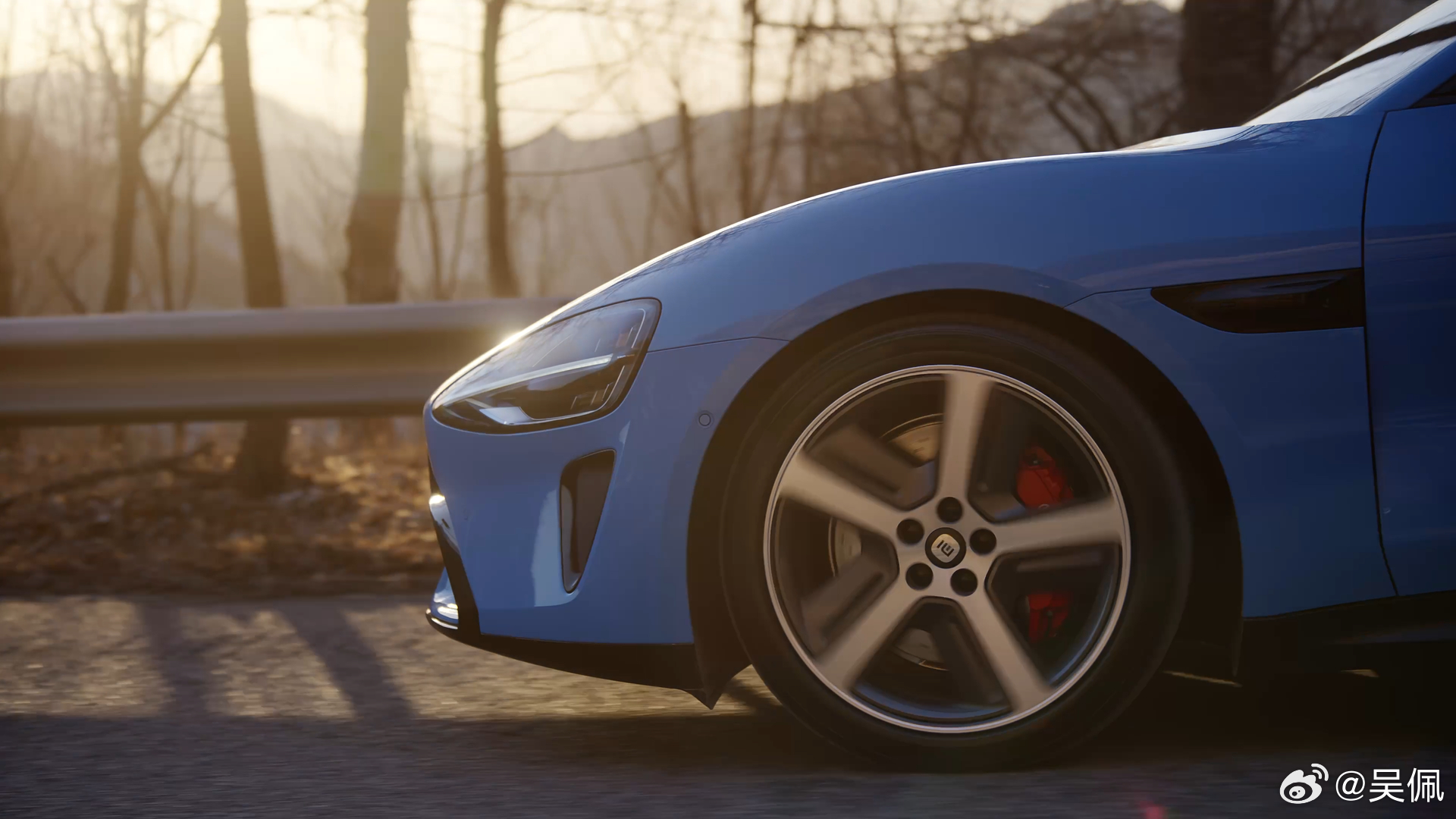 在正式试新SU7之前，我的同事徐鑫找小米调底盘的兄弟聊了会儿天。他说，这次新SU