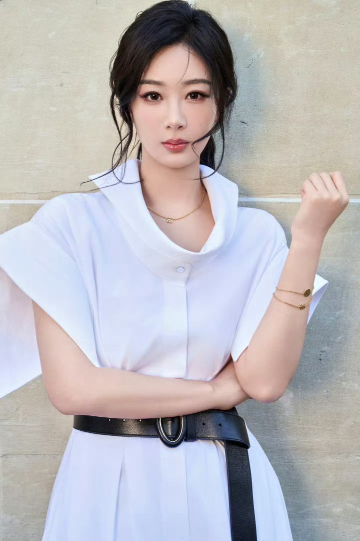 杨紫[超话]纪梵希品牌代言人杨紫 纪梵希女郎杨紫的美丽新图！漂亮的都市女郎！杨紫