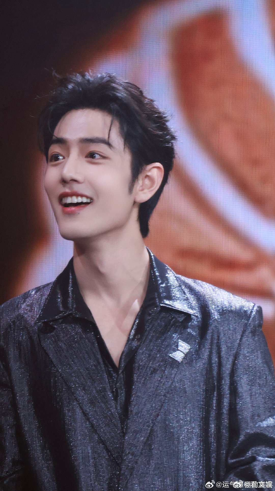 原来上台前就在预谋pose！黄觉带头脸颊比心，肖战直接笑到破防，这画面我能循环看