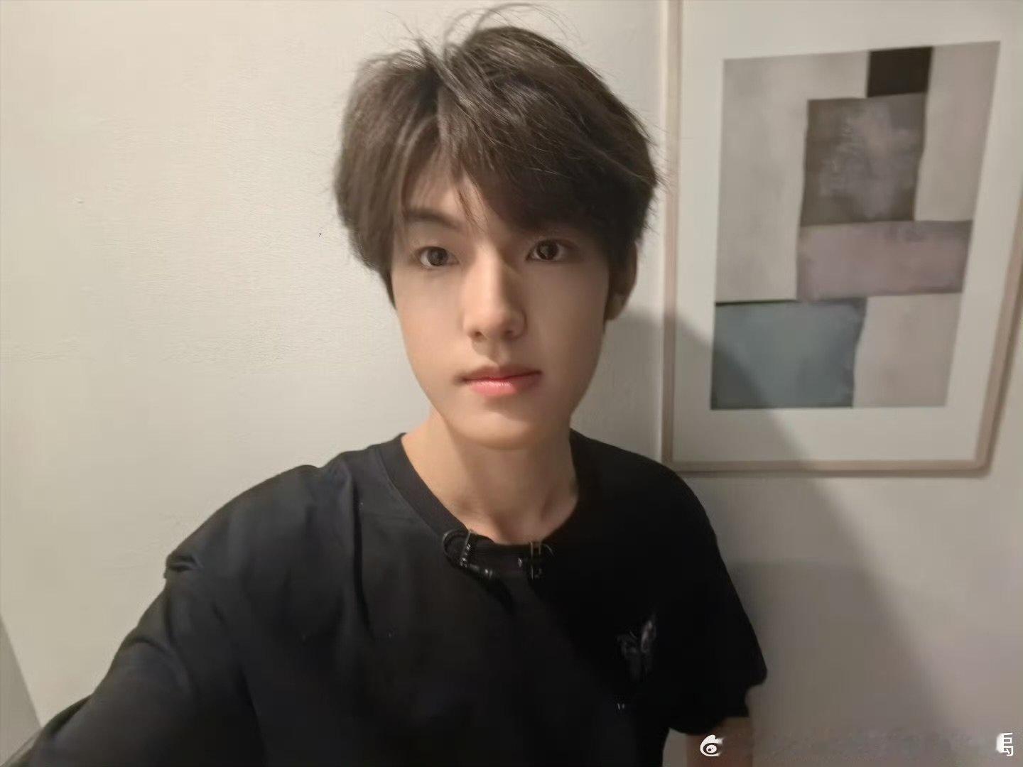张泽禹穿团服张泽禹穿披荆斩棘团服 张泽禹穿披荆斩棘团服，二公顺利 ​​​