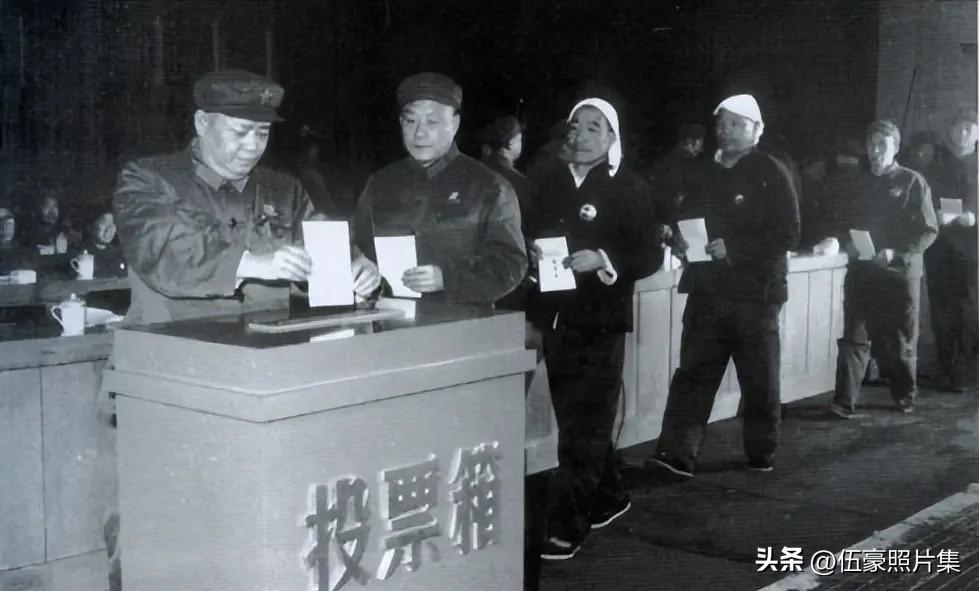 1971年4月，中共山西省第三次代表大会在太原开，撤销省核心小组，恢复省委。图为