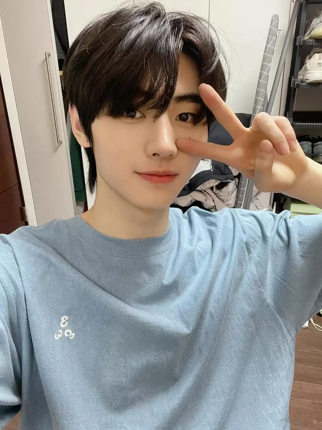 朴成训是我见过变化最大的男豆之一，请问他到底发生了什么 从蔡徐坤变宋亚轩了[流汗