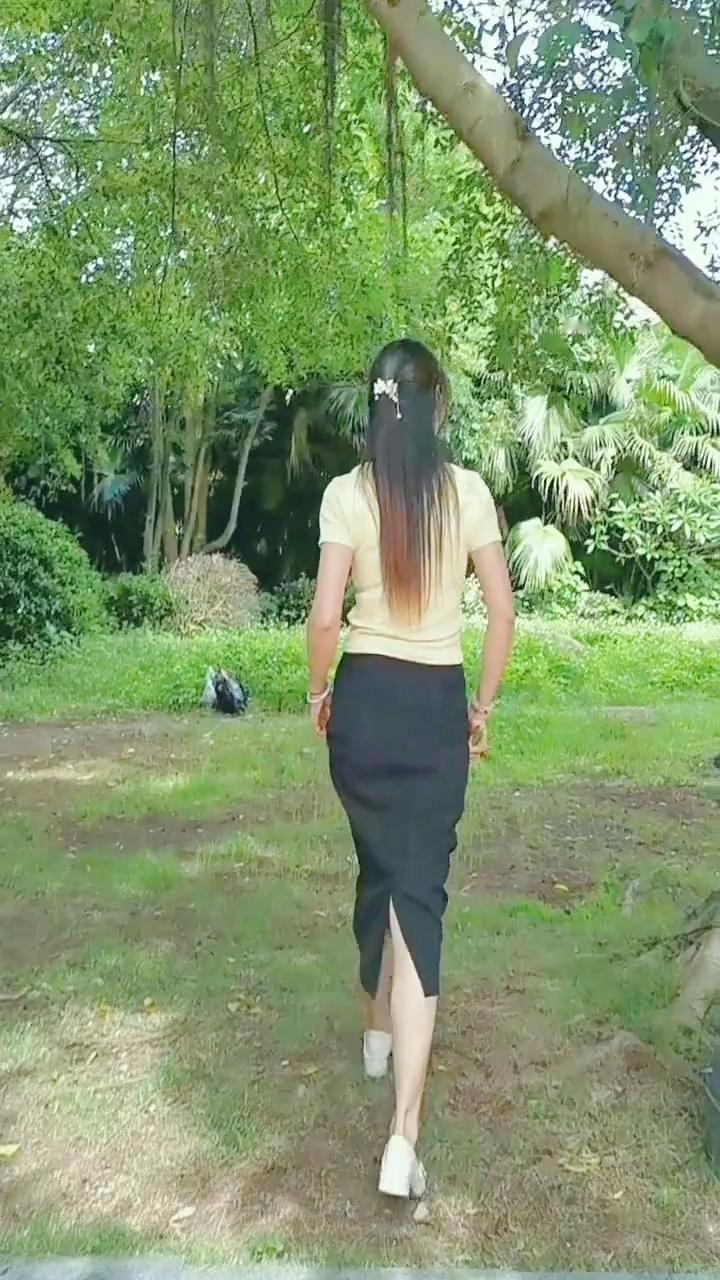绿树阴中行，芳草径上走。