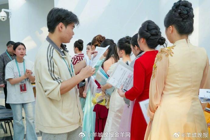 【#艺考校考考官只闻其声不见其人#】日前，全国艺考进入校考收尾阶段，星海音乐学院