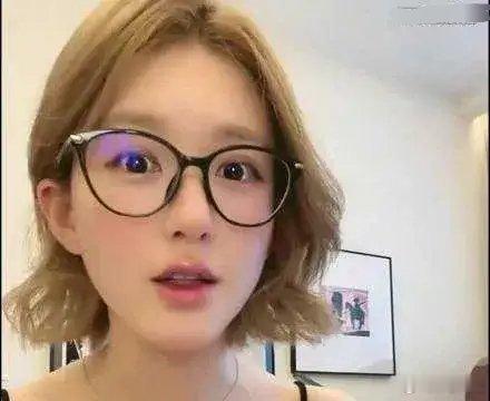 赵露思曝入行第一个月收入2500 赵露思直播谈及入行经历，自曝首月收入2500元