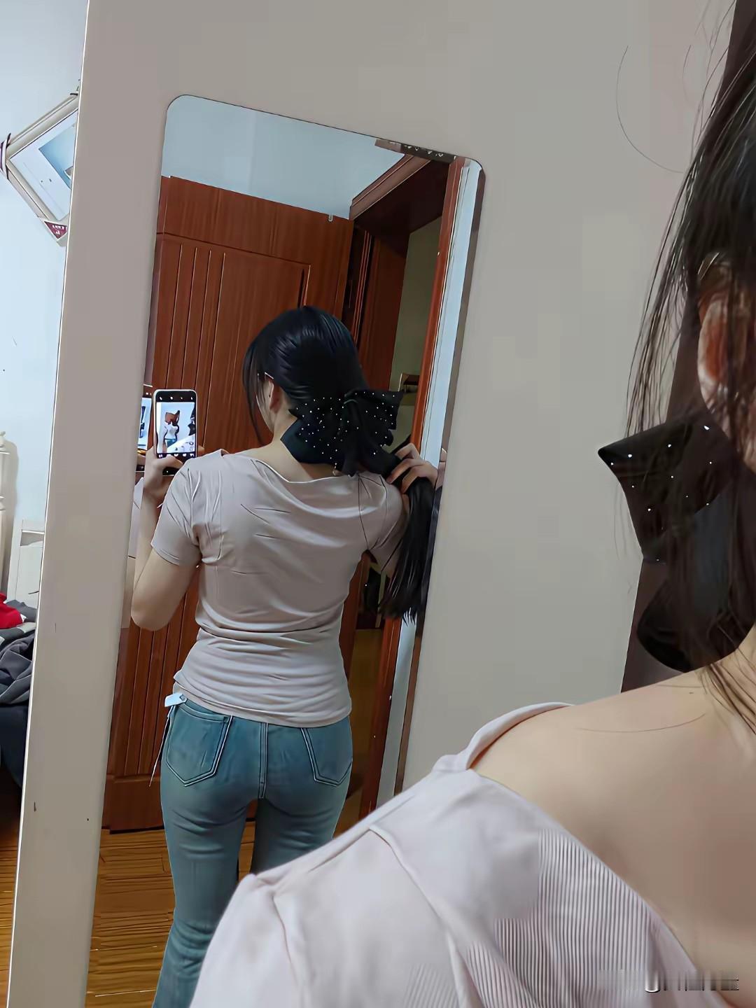 新买的牛仔裤，腰臀比直接就勾勒出来 简直太修身了