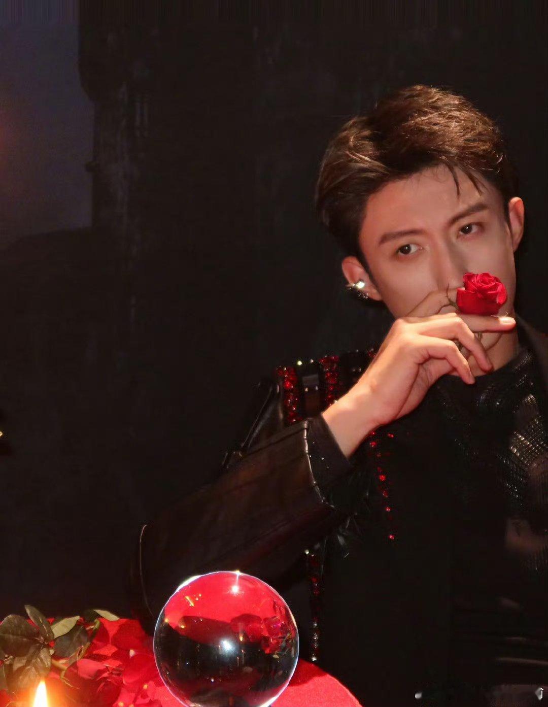 黄景瑜未来两年将大幅减少工作这件事，我只关心一个问题：黄景瑜本人知道吗？ 如果是