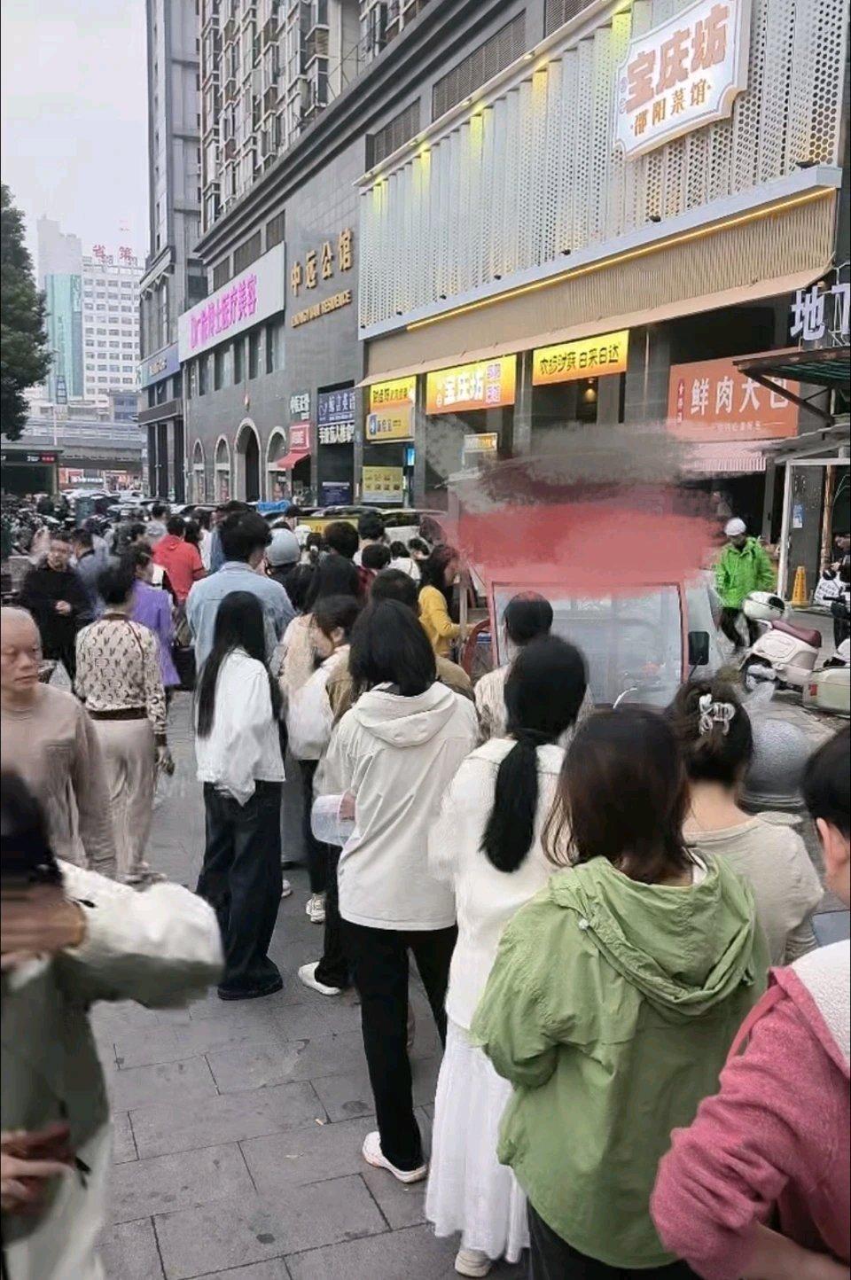 长沙“兰花干夫妇”火出圈啦！国庆期间，他们女儿大口吃剩食的视频在网上爆火，网友被