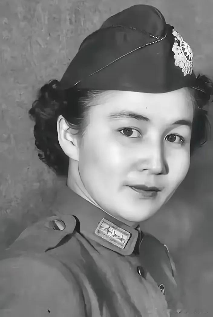 国民党有个女少将，叫胡兰畦。她把自己在成都的房产田地，亲手交到未婚夫陈毅的父母手