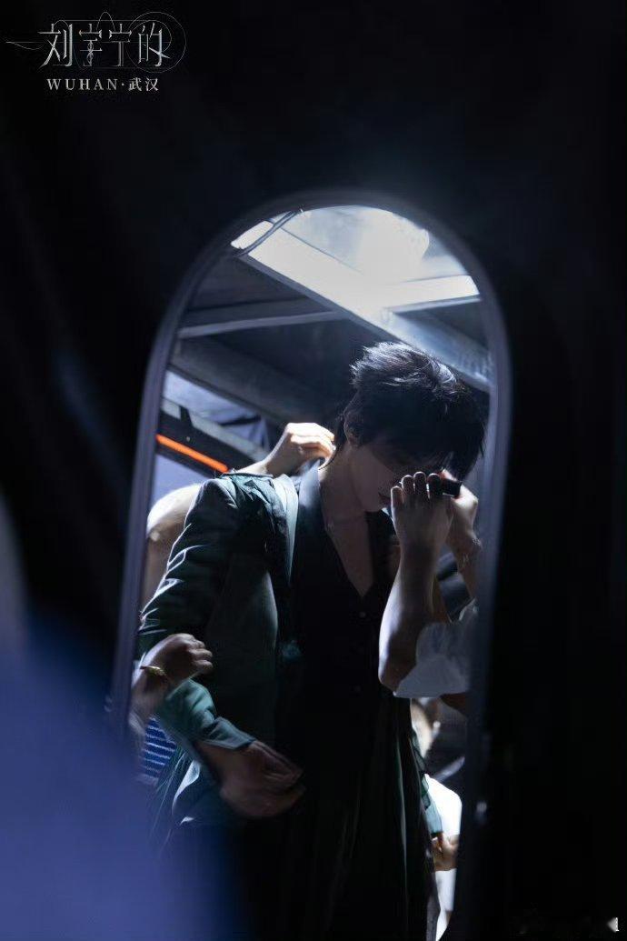 刘宇宁工作室给摄影师加鸡腿我的妈呀 给我哥的帅全拍出来了我嘶哈嘶哈 ​​​