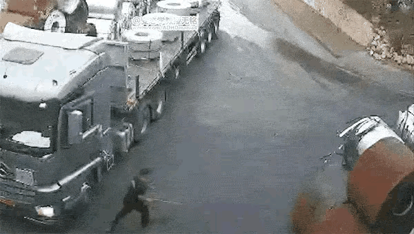 他能挡停这大铁圈？不自量力！