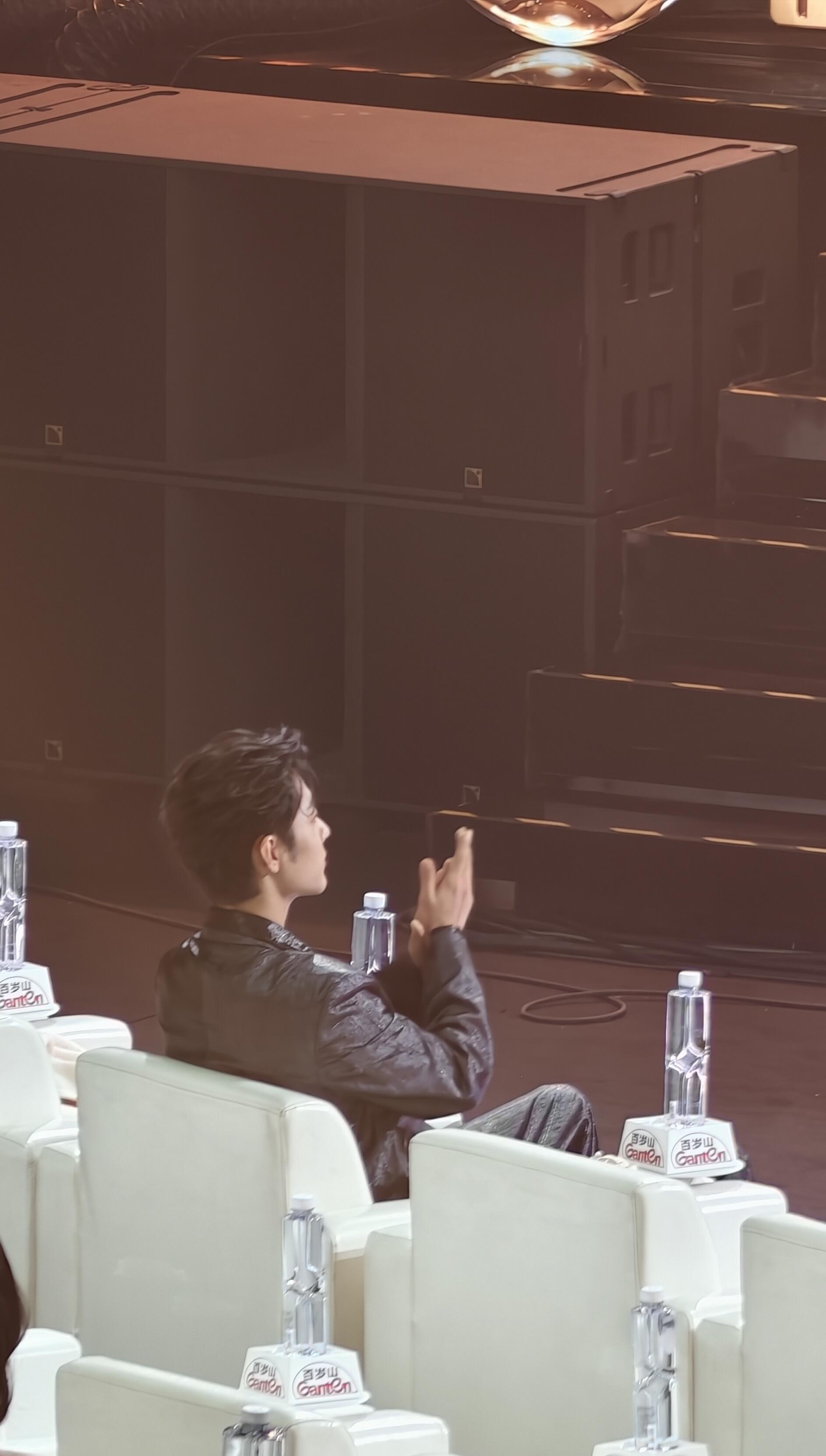 肖战台下坐了5小时好喜欢这组，在台下与粉丝的相互陪伴