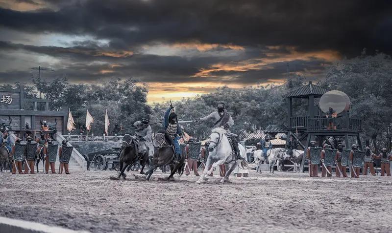 今日读了本历史小说，感受颇深。书里描绘的古代战争场面太震撼了，作者用细腻的文字把