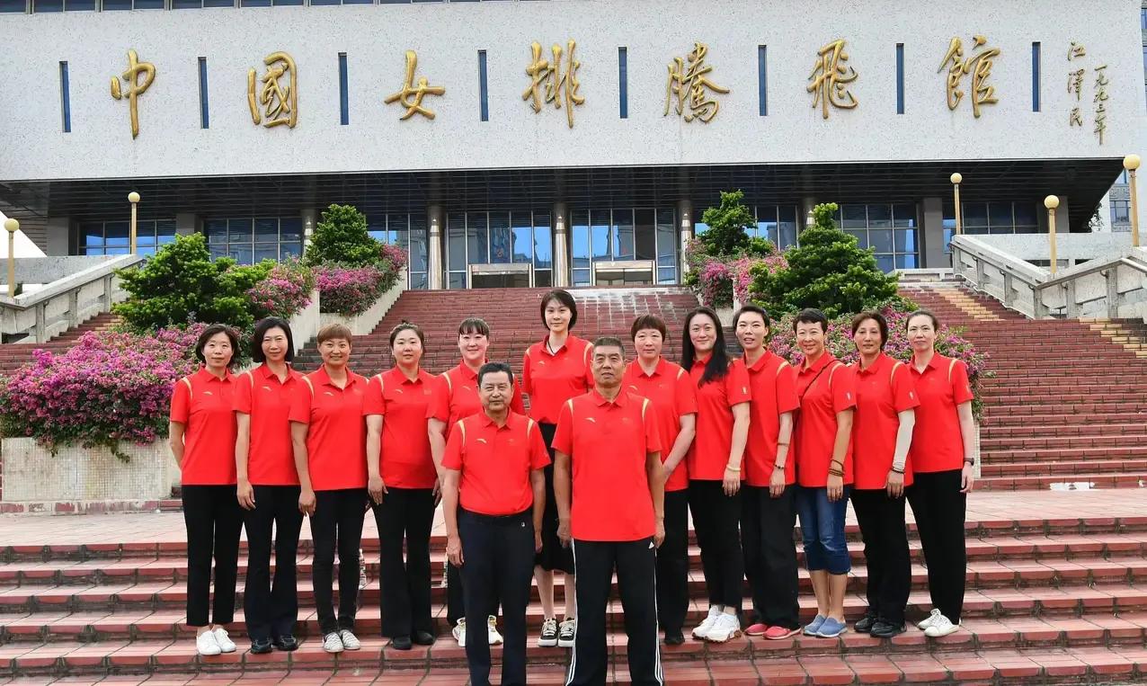 04女排黄金一代，
重聚福建漳州，
弹指一挥，十九年，
你还能认出来都是谁的么？