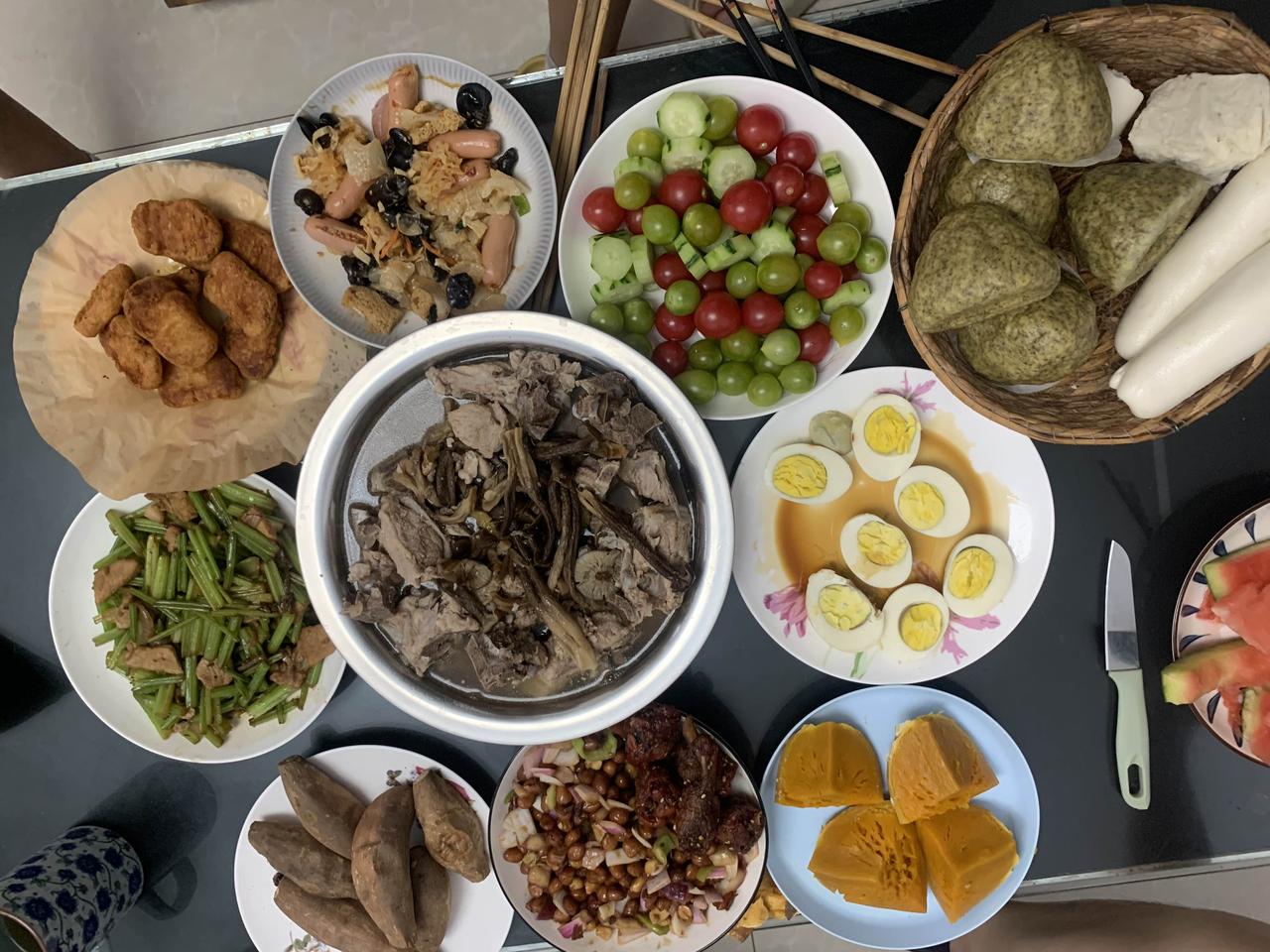 继续打卡今日晚餐
鹿茸菇炖排骨、老醋花生、山芹炒肉、群英荟萃、署乐鸡块；杂粮窝头