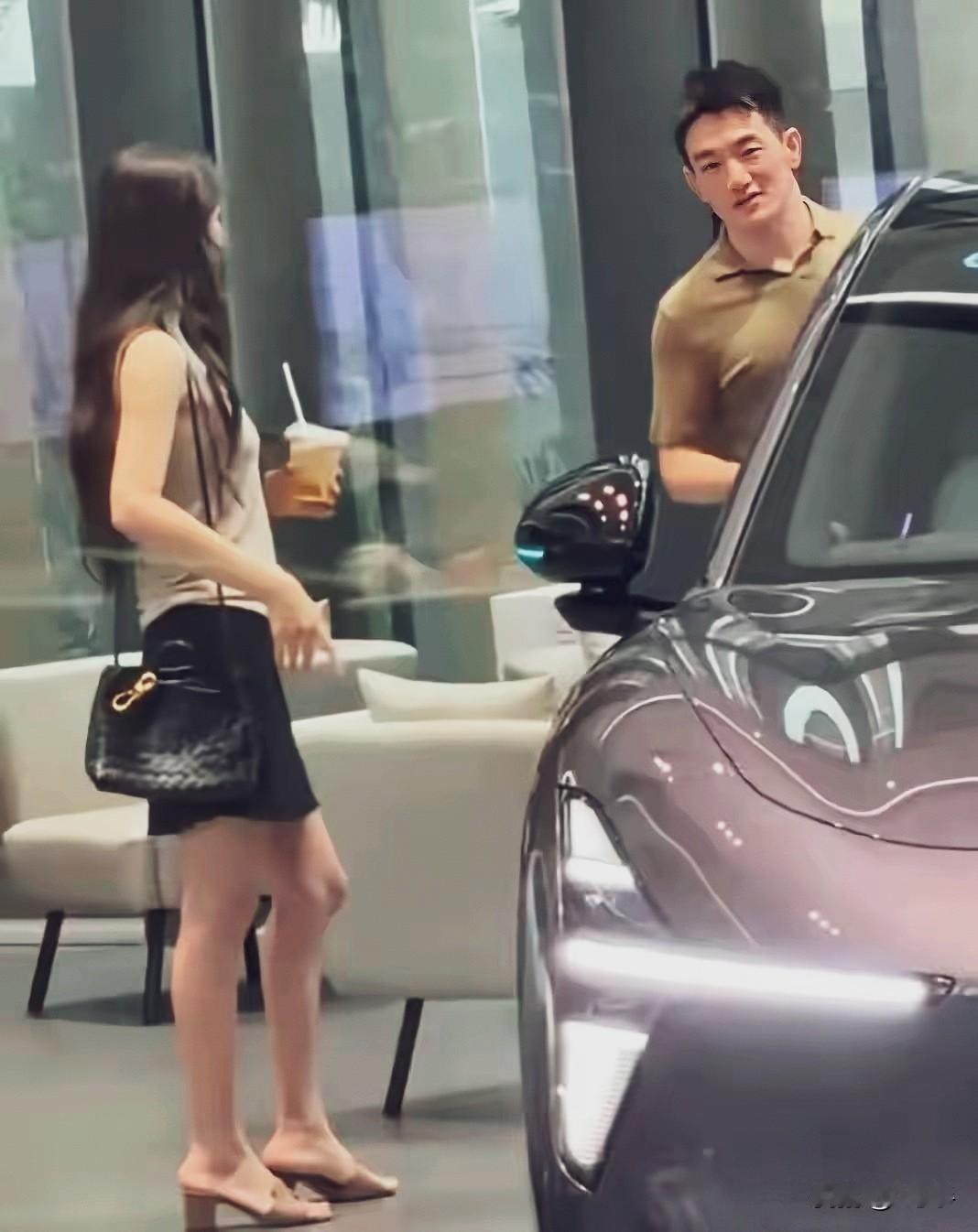 难得看见这两口子同框。这样的场景以后会慢慢多起来吧……
他们就是大家眼中现实版军
