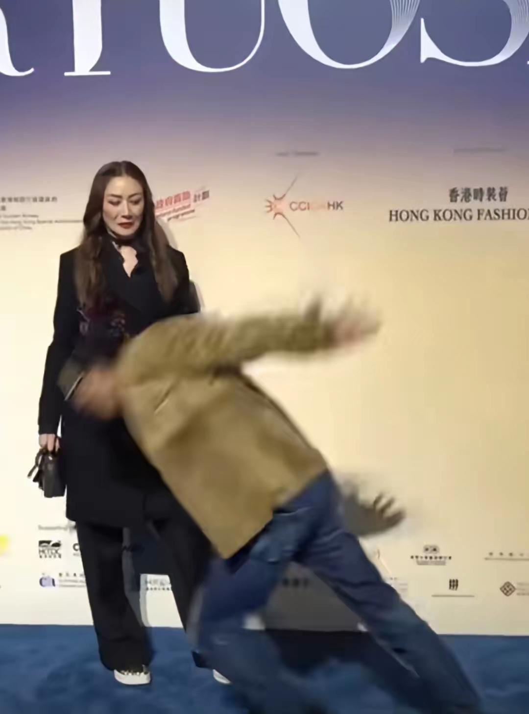 大家发现没？
任达华太不对劲了！
他都70岁了，摔了一跤，脑溢血，内脏出血，卧病