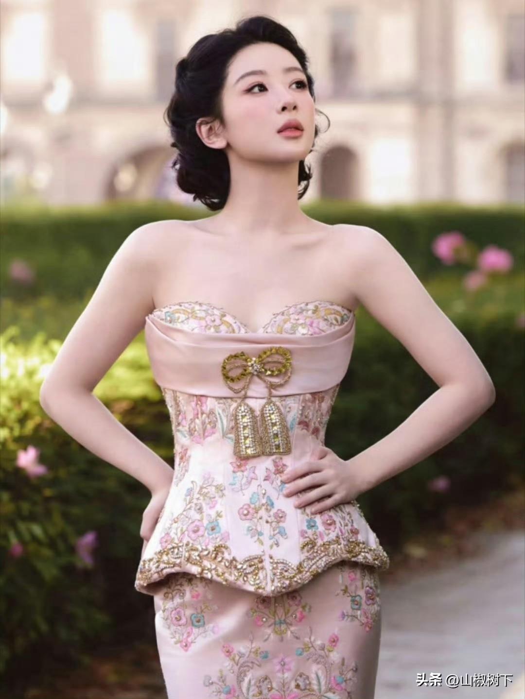 杨紫真是人红是非多，自从拿了白玉兰最佳女主角后天天上热搜，先是有人说她奖项是预制