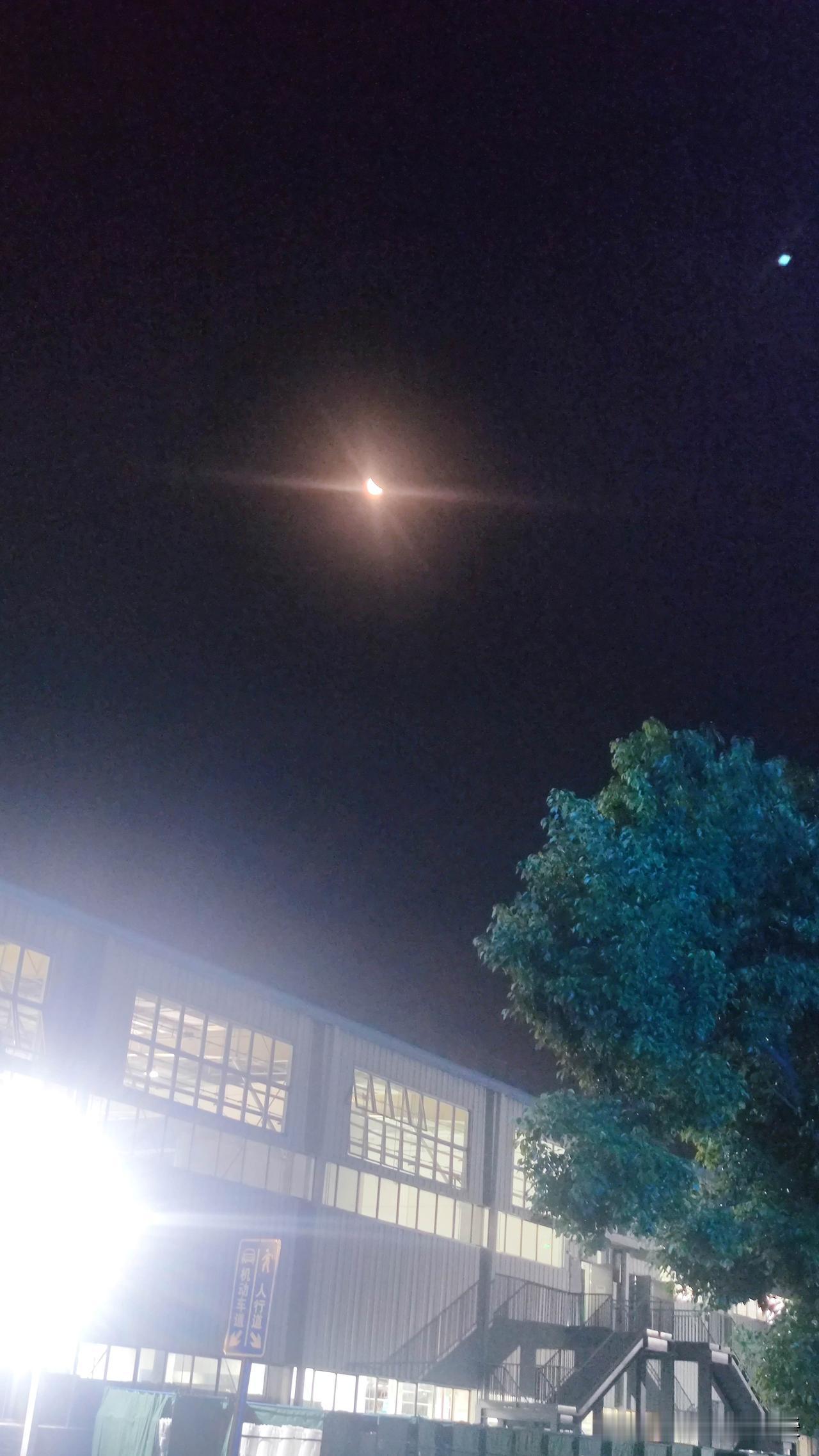 昨日农历六月二十四，晚归时瞧见那月亮如镰刀一般，原来是弦月。月满而亏，才有这弦月