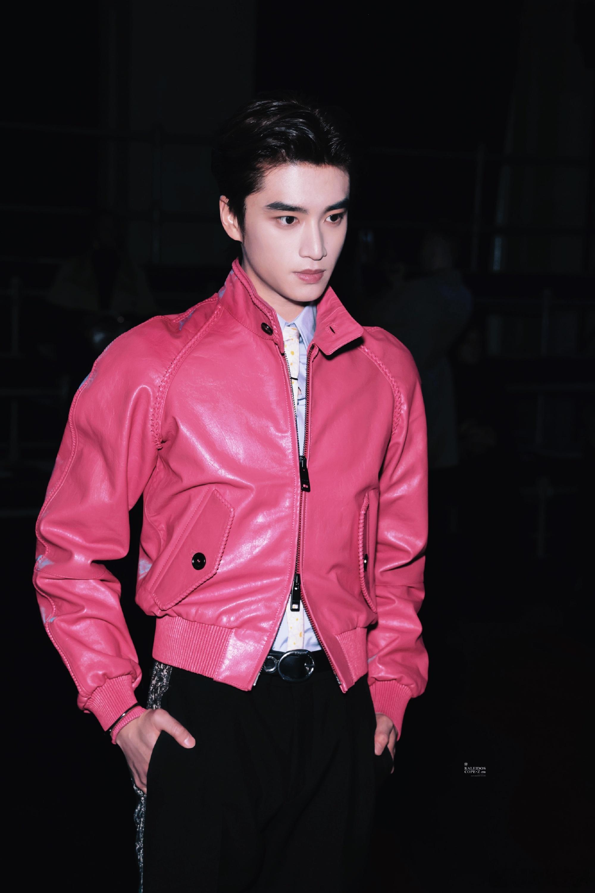 张康乐粉皮衣造型 张康乐是有怎么想到粉色皮衣的搭配的，这造型简直满分👏🏻伦敦