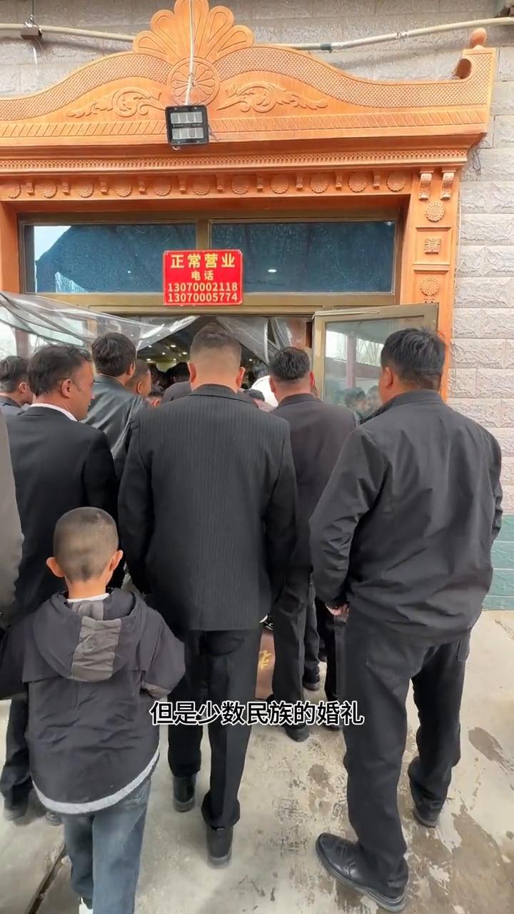 维吾尔族的婚礼简直太震撼了！载歌载舞盛装出席，大家尽情的跳舞。
今天很荣幸我们的