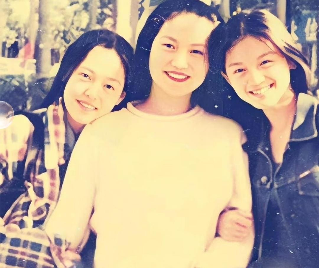 看大S妈妈年轻时的照片，确实长得很漂亮，不然当年也不会嫁给开银楼、家境优渥的徐坚