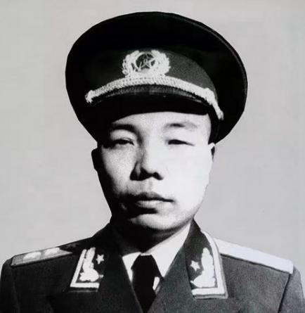1958年，开国上将萧华回到江西兴国，找到了失散24年的亲妹妹萧金洪。见面时，萧