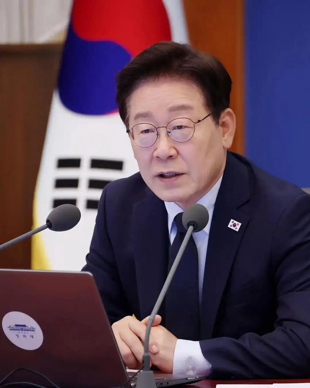 韩国近期上线的“韩奸祖先查询器”迅速走红，甚至一度挤爆服务器。

该平台依托韩国