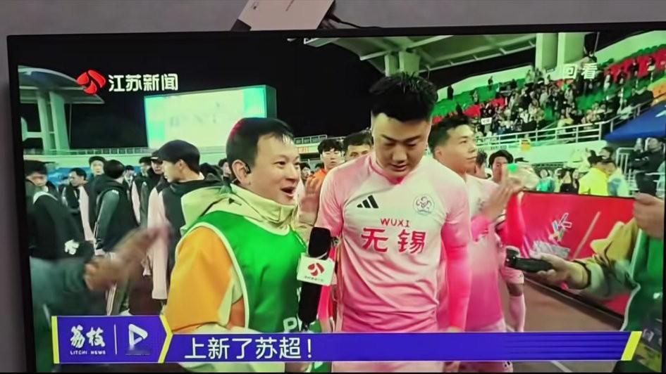 无锡vs镇江这场比赛赛后球员谢场中的一个小插曲:疑是记者忙不迭的进去采访，没有考