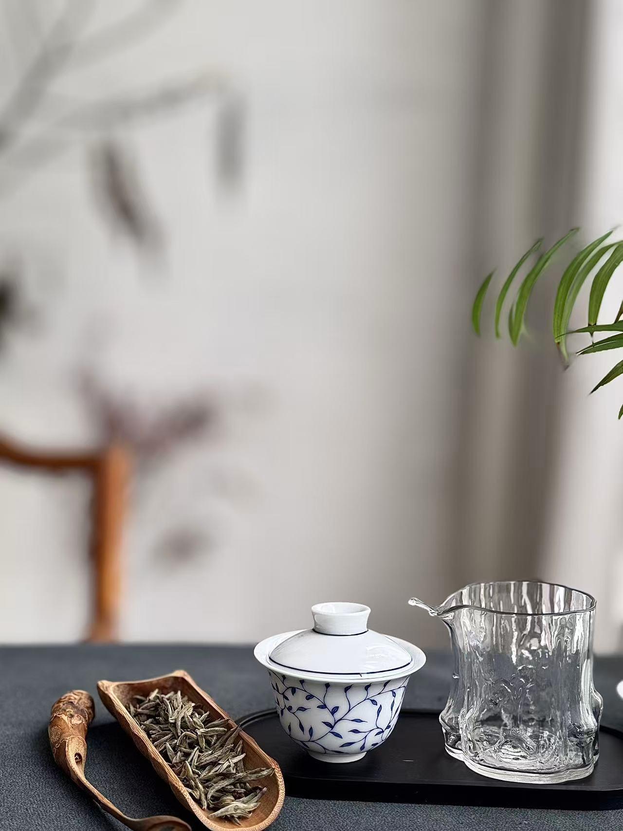 别再闹尴尬了！茶桌10个常见迷惑行为，很多人踩雷
1️⃣把酒桌习惯带到茶桌
喝酒