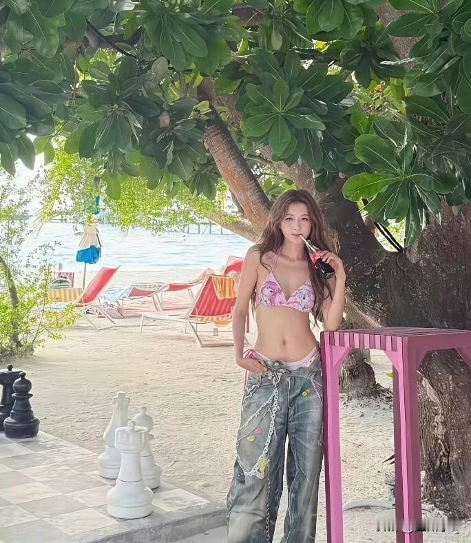 孙怡和徐璐有一个共性，穿比基尼又要穿牛仔裤，但裤子的拉链又不拉好。不懂就问，难道