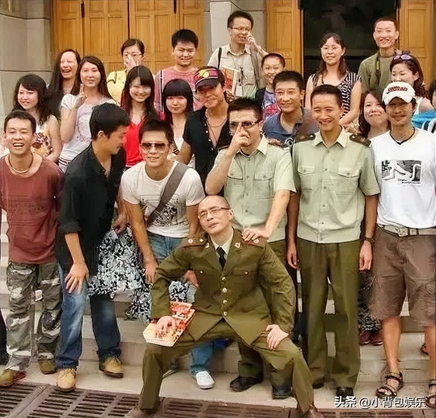 左边的是张译，右边的是吴京，李晨后面戴帽子的是陈思诚吗？就是不知道前面戴幅眼镜，