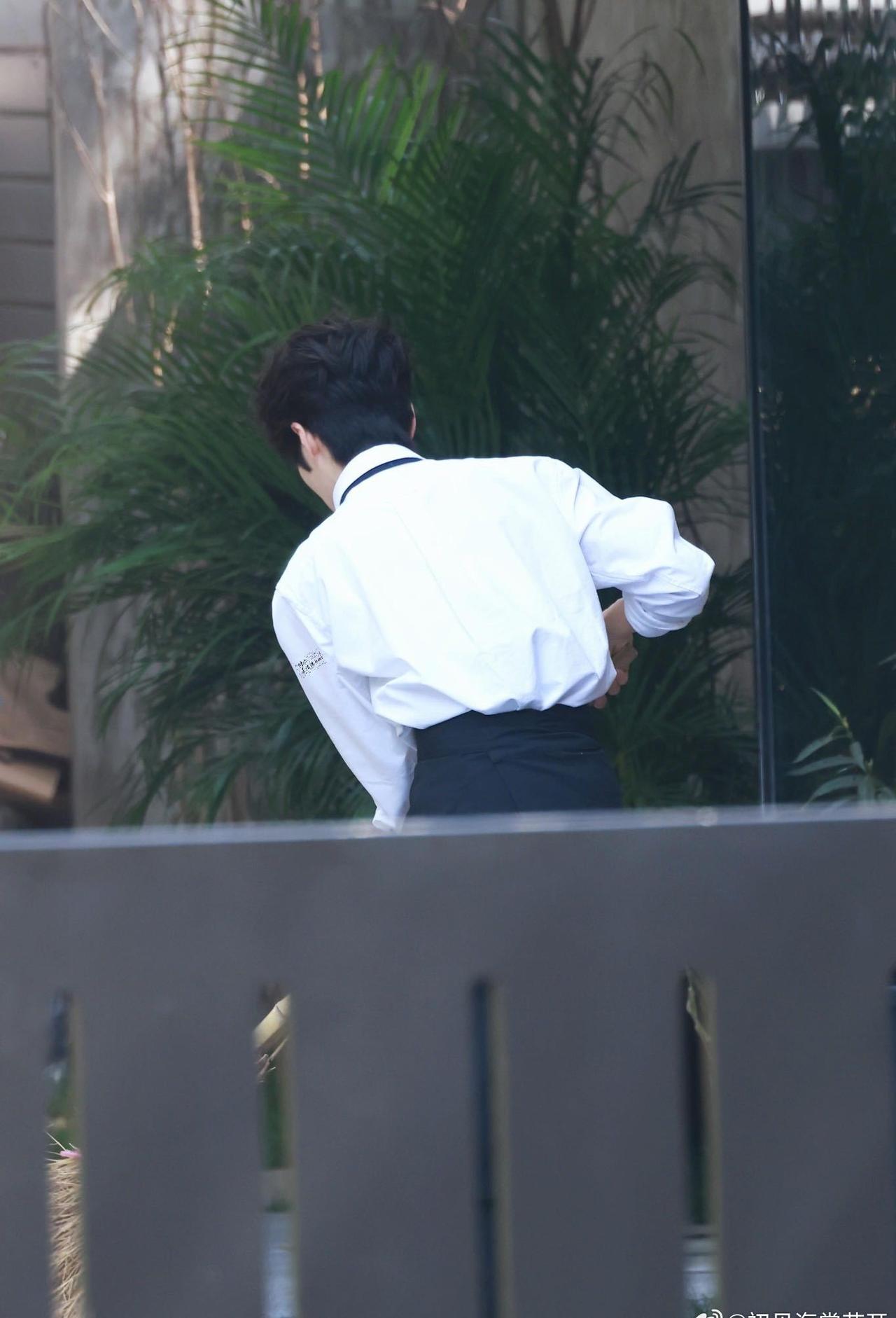 井胧说今天直接喝酒井胧家的咖啡机长毛了兴冲冲去做咖啡，一看机器长毛，默默转身拿起