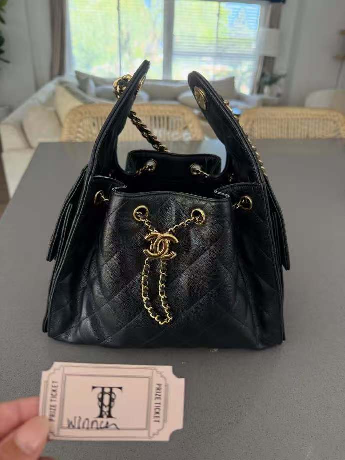 霉霉婚礼上抽到的香奈儿手袋艾薇儿在霉霉婚礼上中奖霉霉自己也有这个同款的香奈儿包包