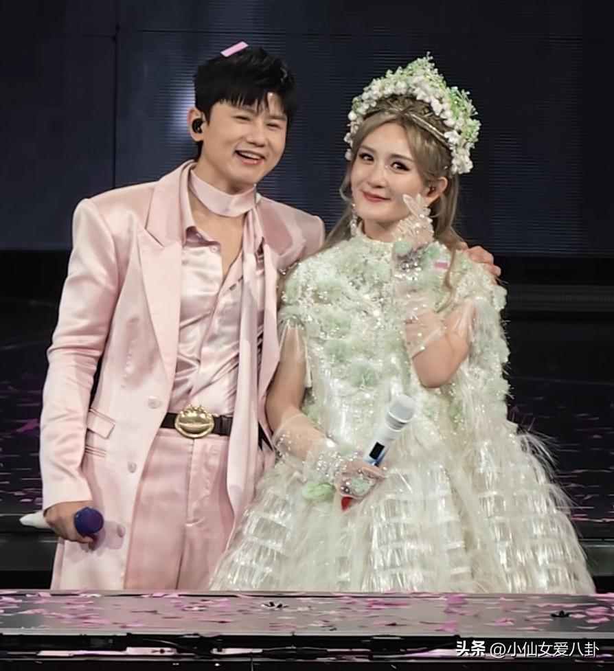 一个被窝里睡不出两种人
张杰谢娜夫妻俩，为啥现在口碑大不如前？
原因其实很简单