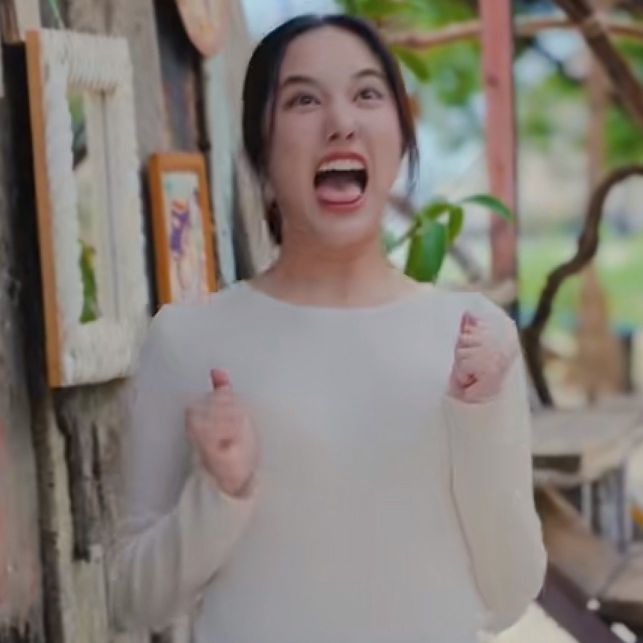 看到推上有人问，小弗林这样正常吗？哈哈哈哈哈哈啊哈哈哈哈哈（但就是这样一个她每天