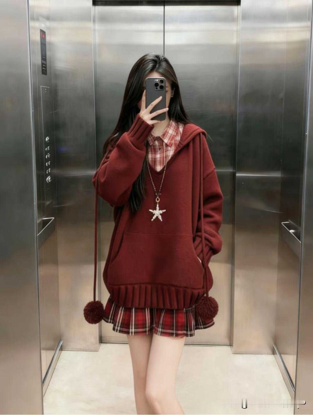 镜中人影映，红衣似锦绣。