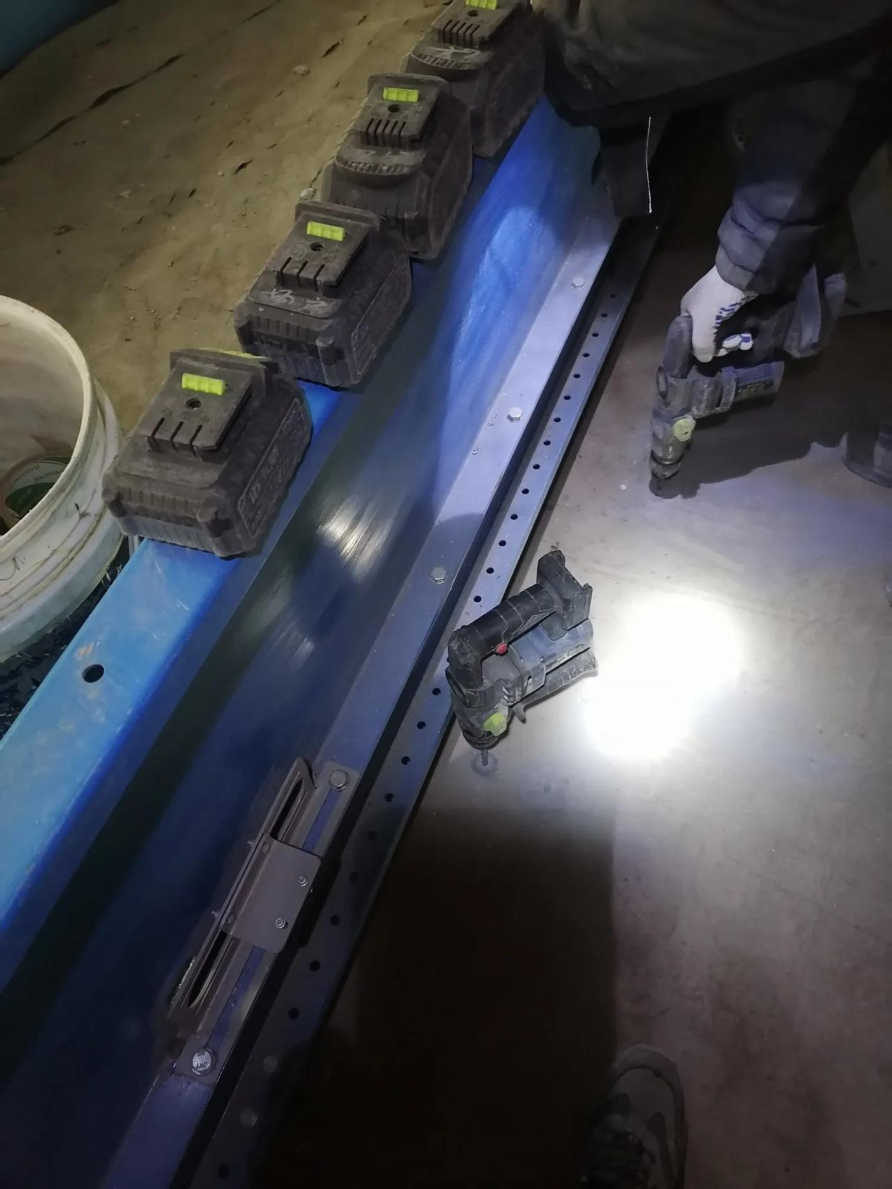 大家好，我是水电工星仔，天气冷，锂电锤的电池储蓄的电量估计没有天热时的一半。
今